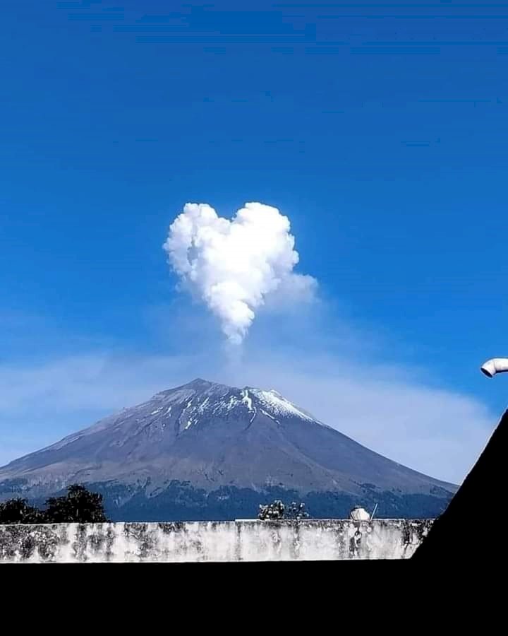 Don Goyo, el volcán enamorado: El Popocatépetl exhala humo en forma de corazón